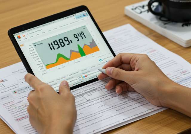 Find Your Investment Ally: Choosing the Right Stock Broker in India